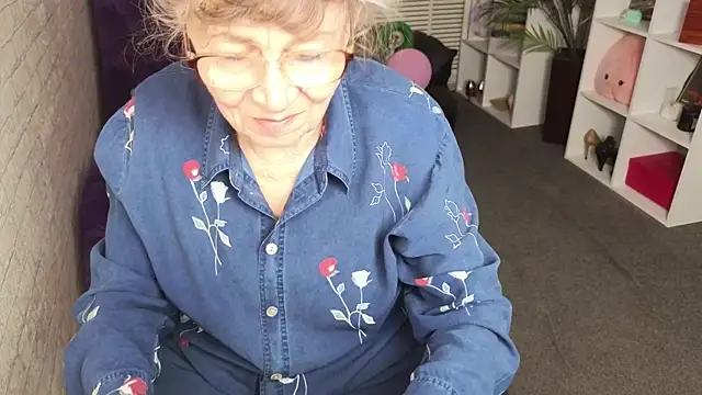 Snapshot of Betty_Brick chatting on May 27, 5:21 pm Betty Brick online show from May 27, 5:21 pm
