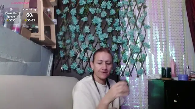 Snapshot of darling_hott chatting on February 18, 10:11 am darling hott online show from February 18, 10:11 am