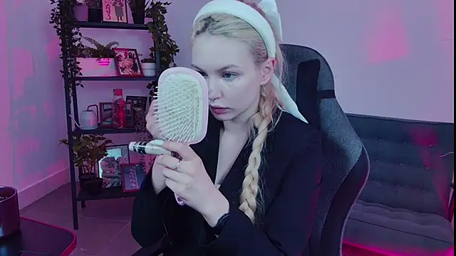 AvaDaviis online show from September 9, 7:30 am