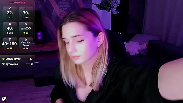 Sandy Belle online show from October 2, 6:15 pm