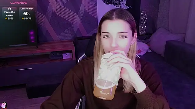 Sandy Belle online show from December 4, 7:55 pm