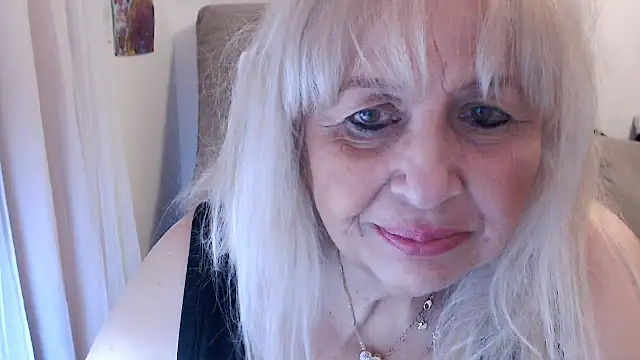 Snapshot of SusiLifeXXX chatting on December 15, 8:35 pm SusiLifeXXX online show from December 15, 8:35 pm