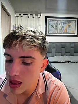 Snapshot of Justin_trevor1 chatting on August 6, 6:37 am Justin trevor1 online show from August 6, 6:37 am