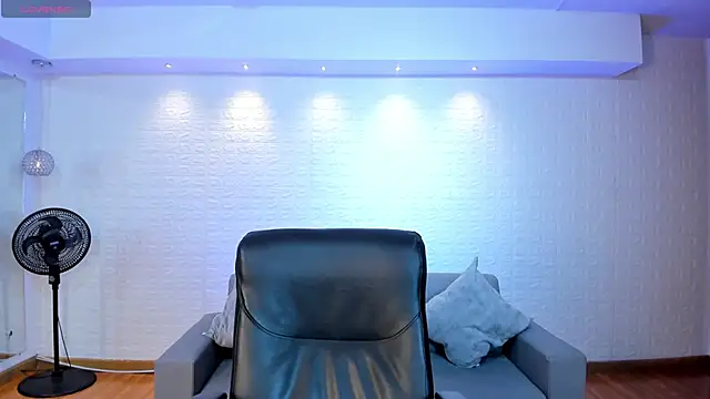 Snapshot of AidaJones chatting on November 5, 11:21 am AidaJones online show from November 5, 11:21 am