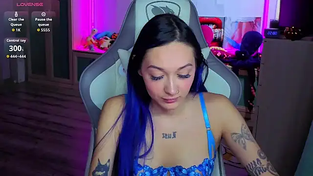 Snapshot of Im_suka chatting on December 19, 1:56 am Im suka online show from December 19, 1:56 am