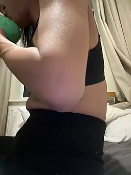 Snapshot of Ladyboyluxe chatting on February 21, 4:57 am Ladyboyluxe online show from February 21, 4:57 am