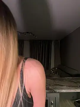 Elizebeth Parker online show from March 29, 9:04 pm