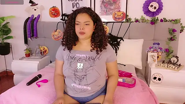 Alanaa Gomez online show from October 8, 12:03 pm