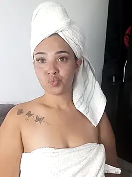 Snapshot of meli__brown chatting on October 17, 3:53 am meli brown online show from October 17, 3:53 am