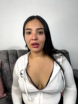 Snapshot of meli__brown chatting on November 27, 3:52 am meli brown online show from November 27, 3:52 am