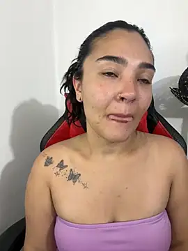 Snapshot of meli__brown chatting on December 1, 9:03 am meli brown online show from December 1, 9:03 am