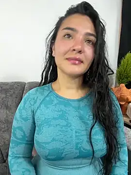 Snapshot of meli__brown chatting on December 5, 4:21 am meli brown online show from December 5, 4:21 am