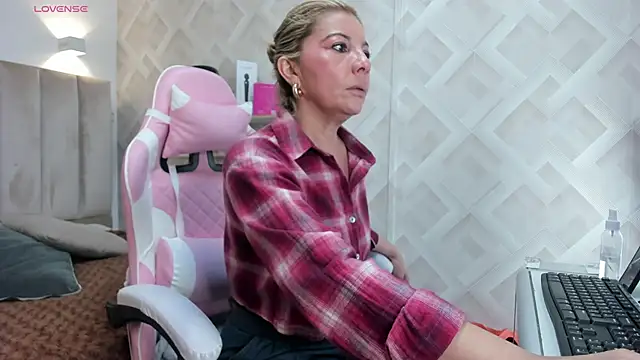 Clhoe Johnson online show from March 5, 12:12 pm