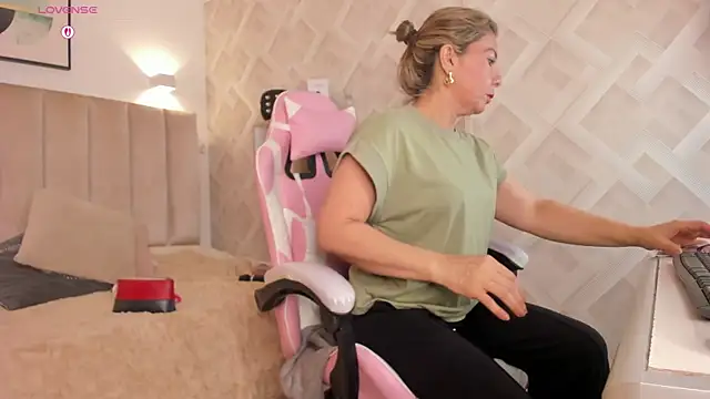 Clhoe Johnson online show from April 11, 12:31 pm