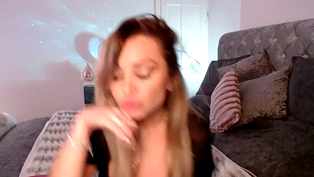 Snapshot of AngeleyesUK chatting on October 23, 1:16 am AngeleyesUK online show from October 23, 1:16 am