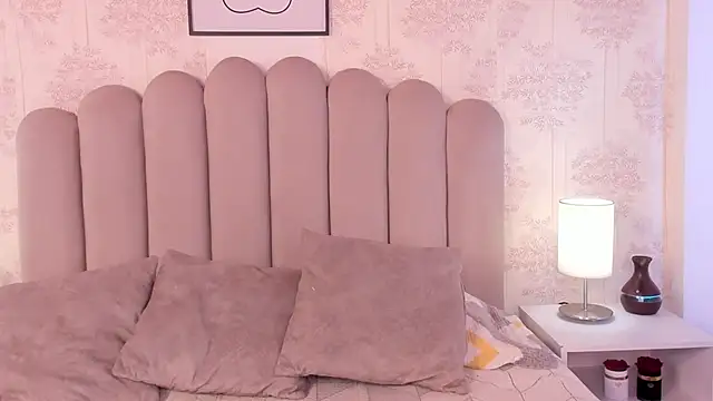 ShaynaHosk online show from October 17, 1:46 pm