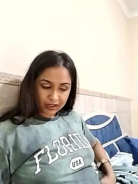 Snapshot of cute_indianxo chatting on January 17, 10:24 pm cute indianxo online show from January 17, 10:24 pm