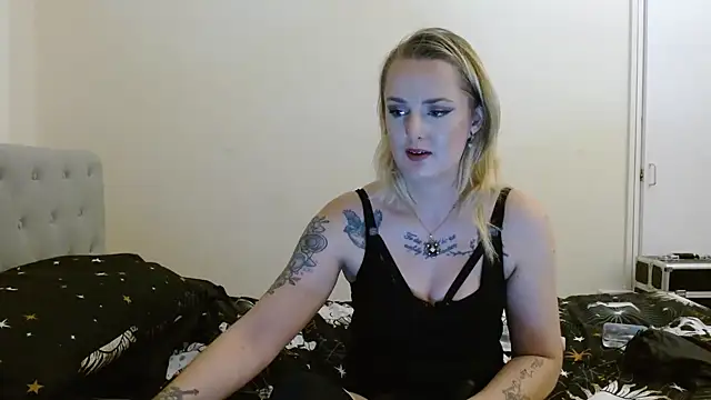 Snapshot of EmiWinters23 chatting on October 28, 9:39 pm EmiWinters23 online show from October 28, 9:39 pm