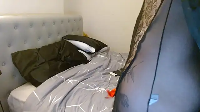 Snapshot of EmiWinters23 chatting on November 8, 9:35 pm EmiWinters23 online show from November 8, 9:35 pm