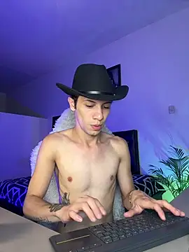 Snapshot of santiago_cutex chatting on February 9, 9:46 am santiago cutex online show from February 9, 9:46 am