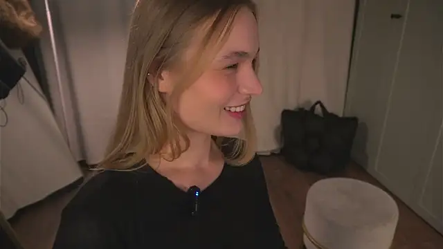 lisa schiele online show from April 4, 8:17 pm