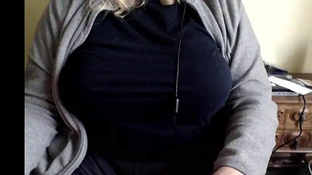 LunoviaXL online show from December 14, 4:01 pm