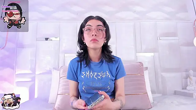 Im Molly Angel online show from November 5, 8:20 pm