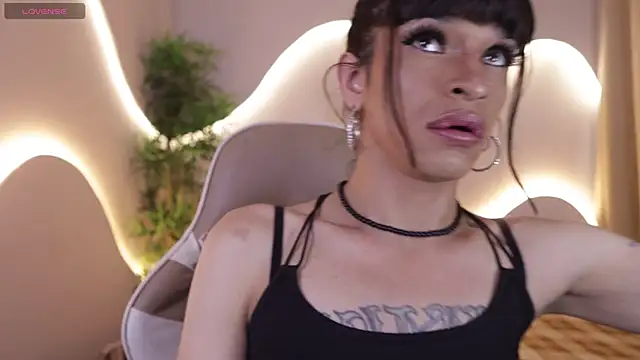 Alanakimura  online show from December 20, 9:00 pm