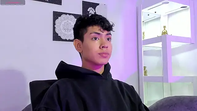 LoganTwink18 online show from September 9, 12:48 pm