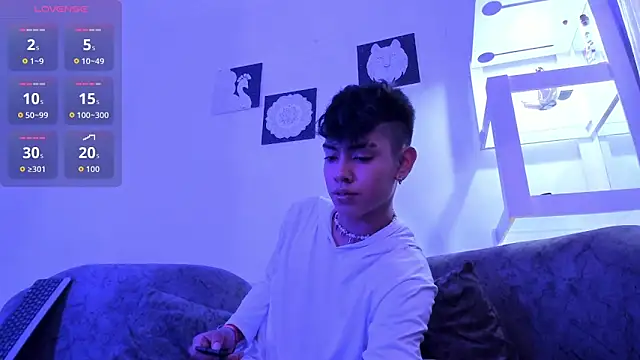 LoganTwink18 online show from September 14, 10:20 pm