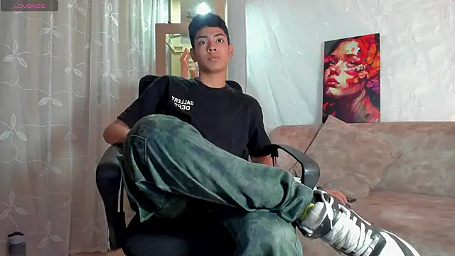 LoganTwink18 online show from March 24, 1:38 pm