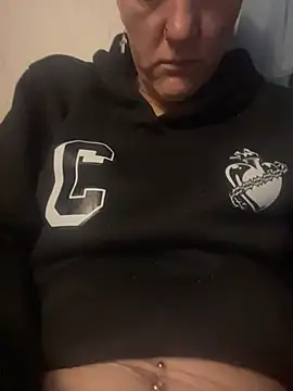 kmaddycakes1 online show from February 19, 9:49 am