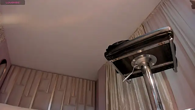 EsmeraldaGrace1 online show from December 3, 3:25 am