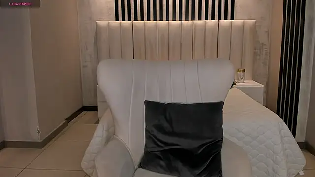 AmbarJames  online show from April 4, 12:02 pm