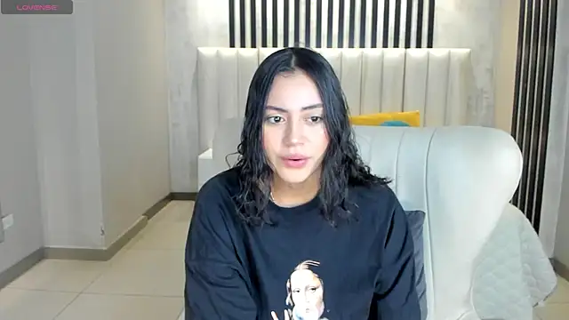 Snapshot of AmbarJames_ chatting on April 6, 11:00 am AmbarJames online show from April 6, 11:00 am