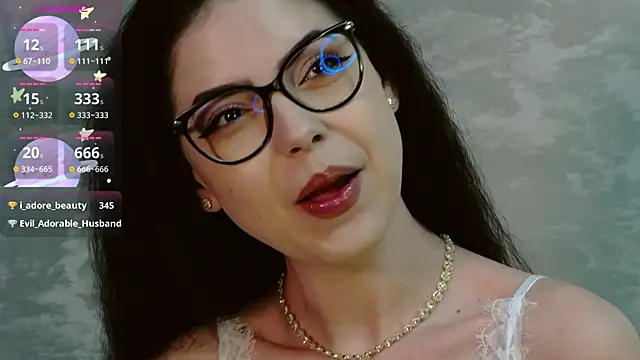 Snapshot of KaylaLewys chatting on April 8, 5:46 pm KaylaLewys online show from April 8, 5:46 pm