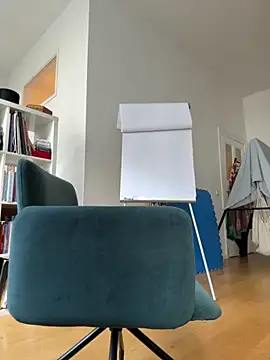 Snapshot of SexyLeon8 chatting on October 20, 9:10 am SexyLeon8 online show from October 20, 9:10 am