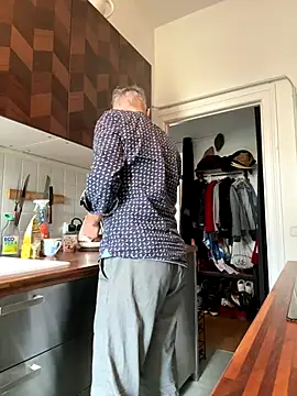 Snapshot of SexyLeon8 chatting on November 4, 8:35 am SexyLeon8 online show from November 4, 8:35 am