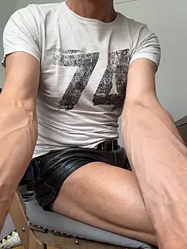 Snapshot of SexyLeon8 chatting on June 9, 1:56 pm SexyLeon8 online show from June 9, 1:56 pm