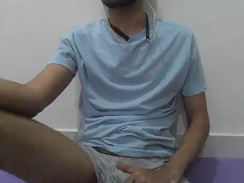 Cuteeeboy23 online show from April 28, 7:19 pm