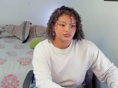 chloe kisses online show from April 2, 12:03 pm