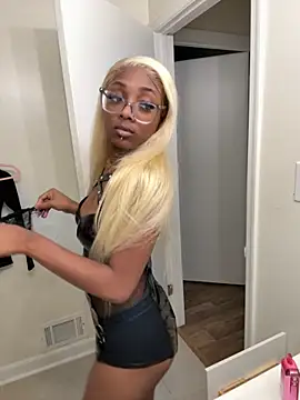 Snapshot of Moxhavix chatting on November 15, 10:37 pm Moxhavix online show from November 15, 10:37 pm