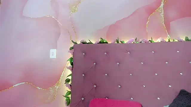 violet taylor  online show from April 11, 2:16 am