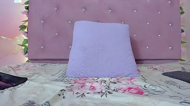 violet taylor  online show from May 18, 2:29 am