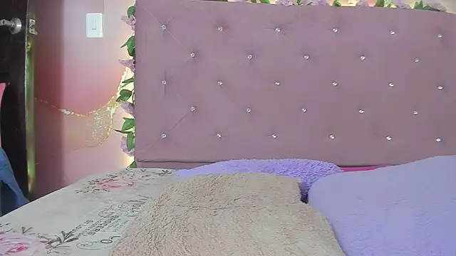 violet taylor  online show from May 26, 2:18 am