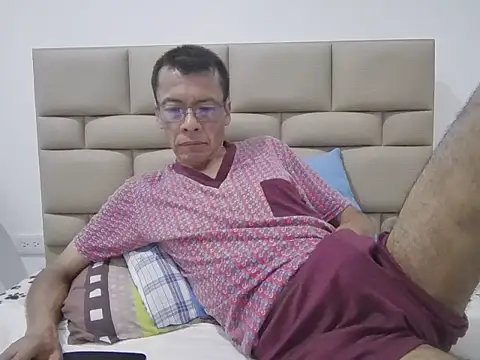 skinnylatino51 online show from November 1, 12:23 am