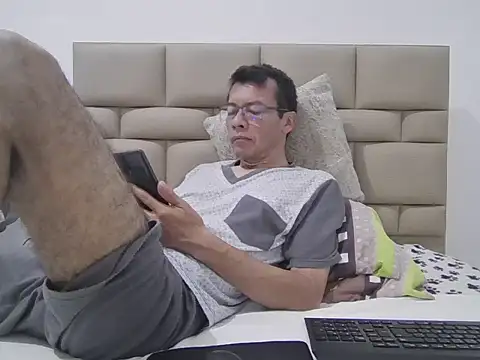 skinnylatino51 online show from April 10, 12:27 am