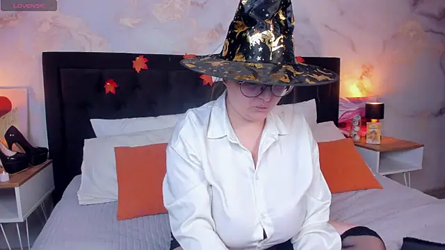 HelenDanvers online show from October 29, 10:06 am