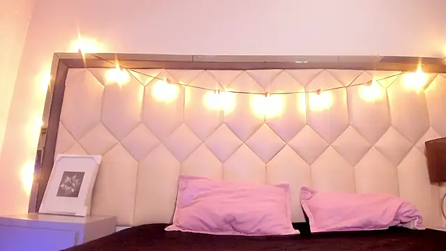 Scarletbigbug online show from February 12, 12:00 pm