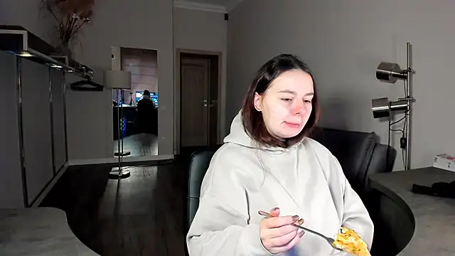 Snapshot of Di_na_Bell chatting on February 6, 6:29 am Di na Bell online show from February 6, 6:29 am